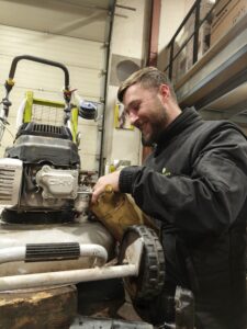 Nouvel atelier Via Motoculture et équipe en situation de travail